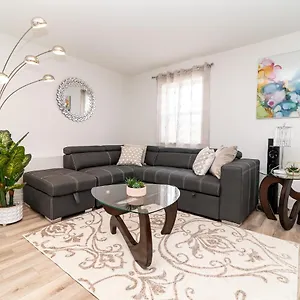  Bed & Breakfast Glamorous New Townhouse - Business And Vacation Travel